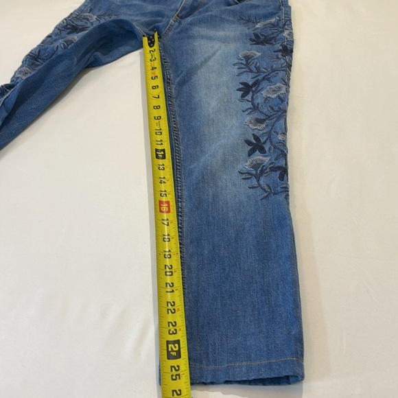 SEVEN 7 SIZE 6 Blue Embroidered Women's Jeans.Slight stretching on front see pic - Picture 2 of 12